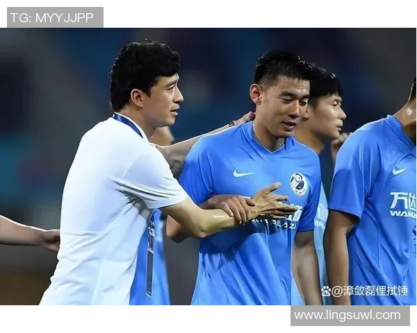 新闻记者如何揭示足球明星背后的故事与挑战